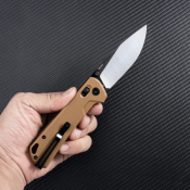 SRM168LGW Couteau SRM Knives 168L-GW Tan Lame Acier D2 IKBS Ambi Lock IKBS - Livraison Gratuite