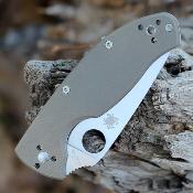 SC122GBNM4PS Couteau Spyderco Tenacious Brown Lame Acier CPM-M4 Combo Satin - Livraison Gratuite